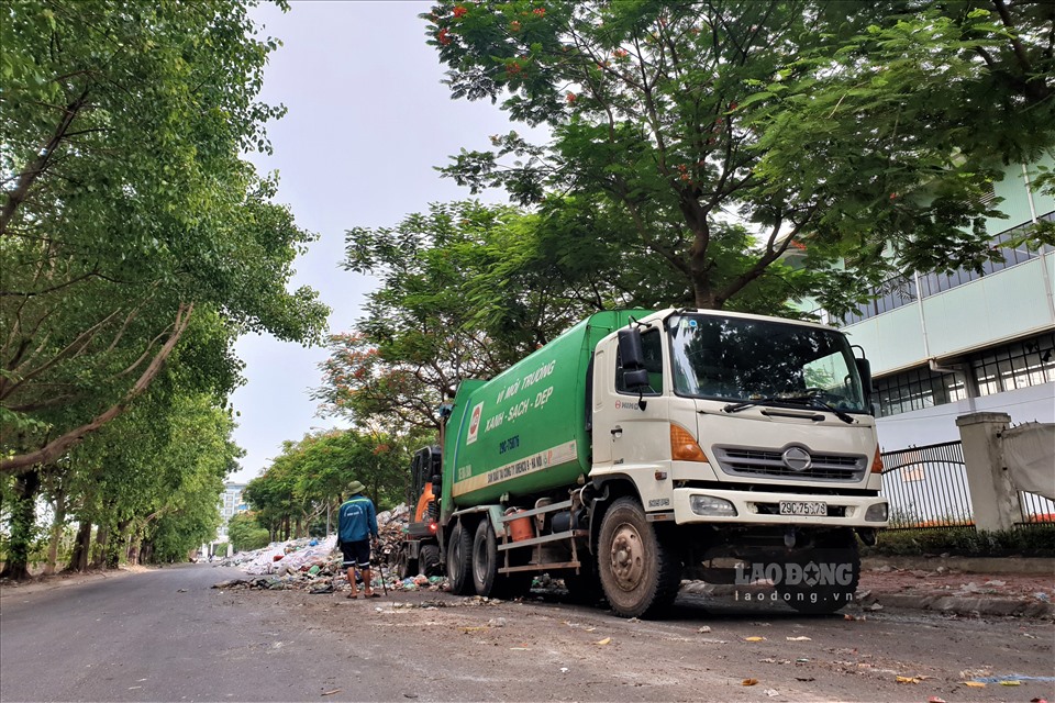 Xe chuyên dụng được huy động lên tới 30 xe/ngày vẫn không gom hết rác. Ảnh: Giang Đông.