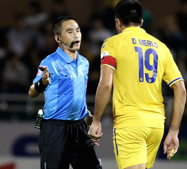 Đỗ Merlo phản ứng với các quyết định của trọng tài. Ảnh: Thủ Khúc/Sport5