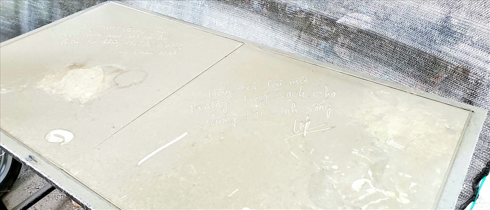 Các vật dụng phủ đầy bụi chỉ sau một thời gian ngắn. Ảnh: Lê Phi Long