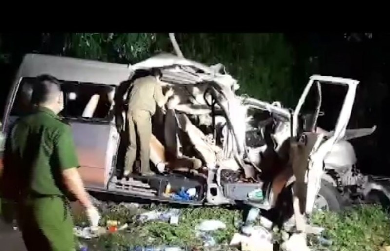 Vụ tai nạn đã làm 8 người chết, nhiều người khác bị thương nặng. Ảnh: Hà Quế
