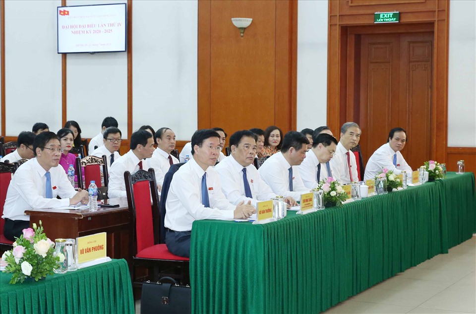 Uỷ viên Bộ Chính trị, Bí thư Trung ương Đảng, Trưởng Ban Tuyên giáo Trung ương Võ Văn Thưởng (bìa trái) cùng các đại biểu tham dự Đại hội. Ảnh Phương Hoa