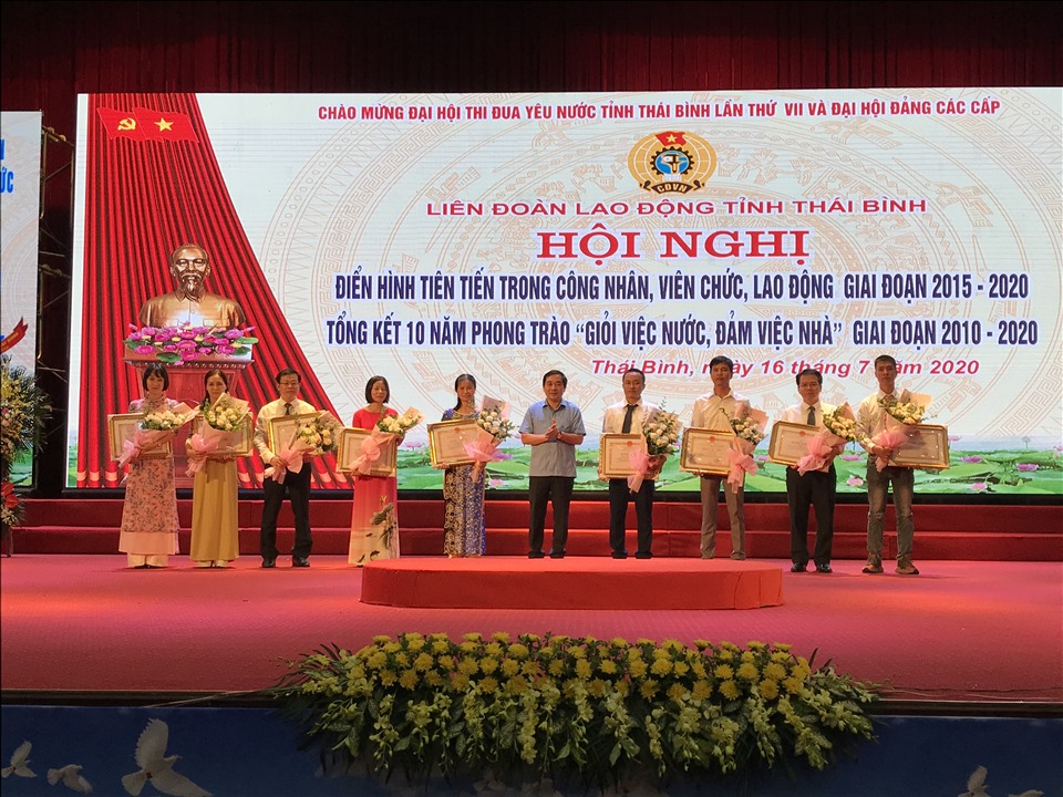 Đồng chí Nguyễn Tiến Thành – Phó Bí thư Thường trực Tỉnh ủy trao bằng khen của UBND tỉnh cho các cá nhân có thành tích xuất sắc trong các phong trào thi đua. Ảnh: B.M
