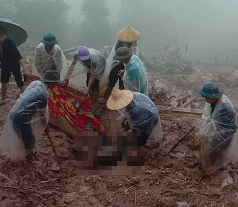 Hiện trường vụ mưa lũ, sạt lở đất gây thiệt hại về người. Ảnh: Di Hân