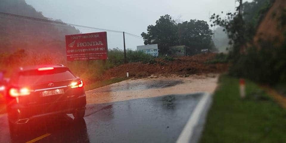 Nhiều tuyến đường bị ách tắc do mưa lớn, sạt lở. Ảnh: M.Chuyên