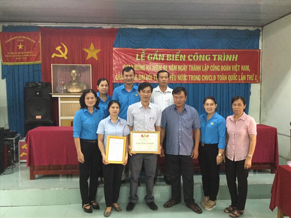 Khen thưởng thành tích thi đua thực hiện công trình. Ảnh: K.Q