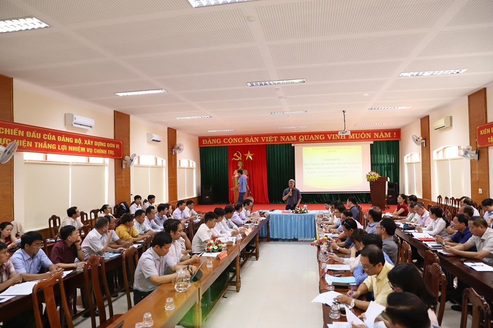 Quang cảnh buổi làm việc đoàn công tác Bộ Y tế về công tác khám, điều trị bệnh bạch hầu của các tỉnh trong vùng. Ảnh B.T