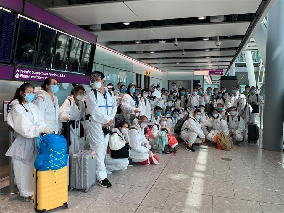 Hành khách Trung Quốc tại sân bay London Heathrow. Ảnh VNA