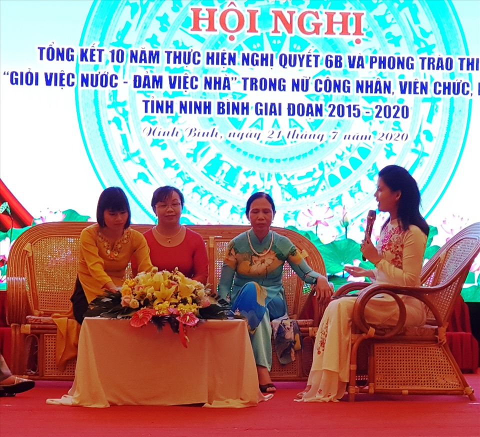 Các nữ CNVCLĐ tham gia trao đổi, tọa đàm tại hội nghị. Ảnh: NT