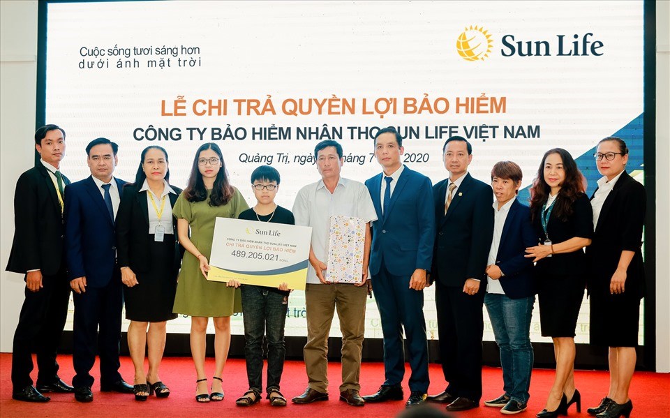 Đại diện Sun Life Việt Nam chụp hình lưu niệm cùng gia đình thụ hưởng. Đại diện Sun Life Việt Nam chụp hình lưu niệm cùng gia đình thụ hưởng.