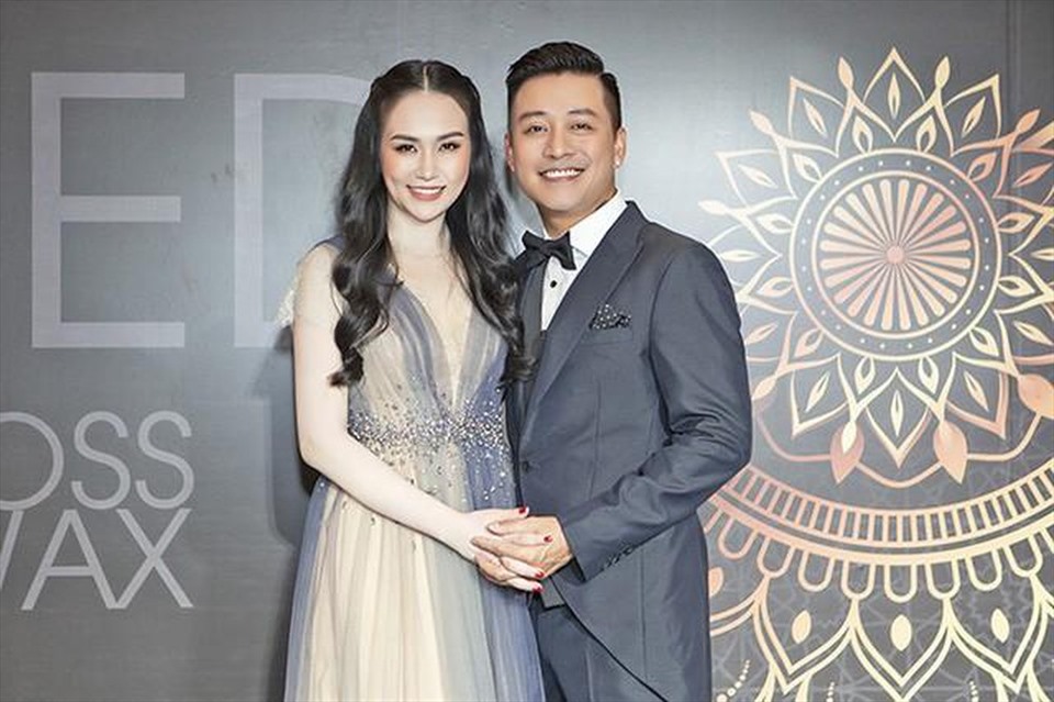 Tuấn Hưng và bà xã. Ảnh: NV