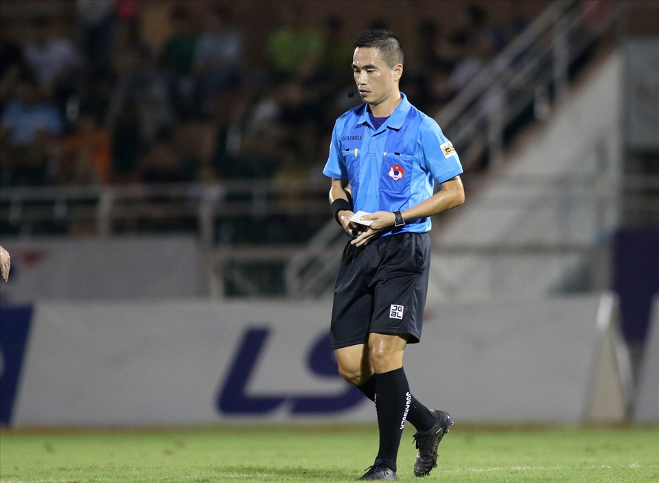 Trọng tài Mai Xuân Hùng nhận kỷ luật vì những sai sót. Ảnh: Thủ Khúc/ Sport5