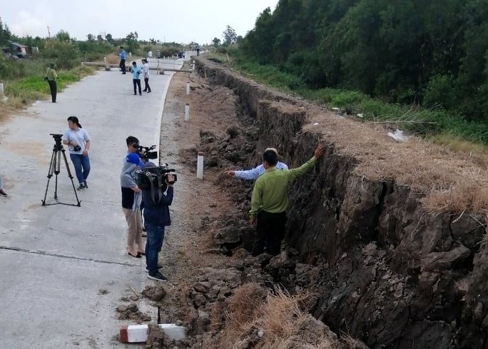 Sạt lở đê biển Cà Mau. Ảnh: Nhật Hồ