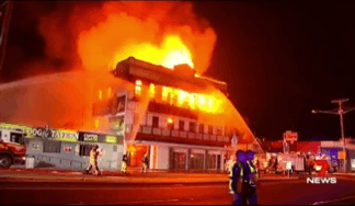 Hỏa hoạn đã thiêu rụi một nhà nghỉ ở Australia. Ảnh: Twitter/7News