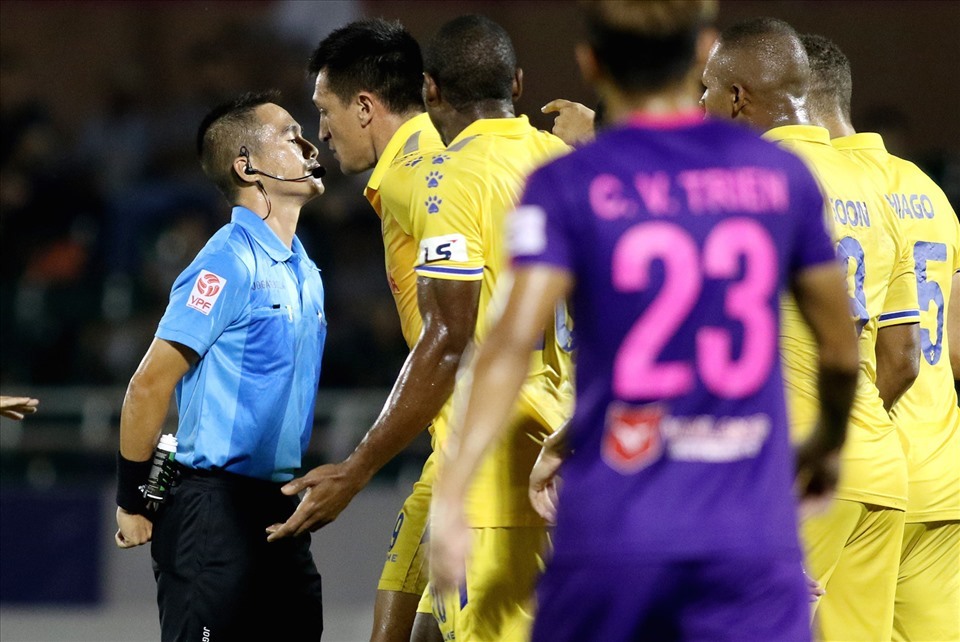 Hình ảnh trọng tài Mai Xuân Hùng bị cầu thủ Nam Định phản ứng. Ảnh: Thủ Khúc/Sport5