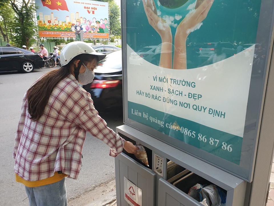 Việc bố trí các thùng rác công cộng giúp người dân ý thức hơn việc xả rác đúng nơi quy định