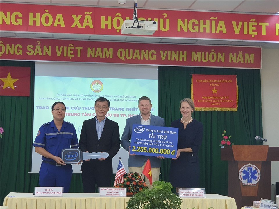 Trung tâm cấp cứu 115 vừa nhận xe cứu thương từ Hiệp hội Thương mại Mỹ. Ảnh: Anh Nhàn Trung tâm cấp cứu 115 vừa nhận xe cứu thương từ Hiệp hội Thương mại Mỹ. Ảnh: Anh Nhàn