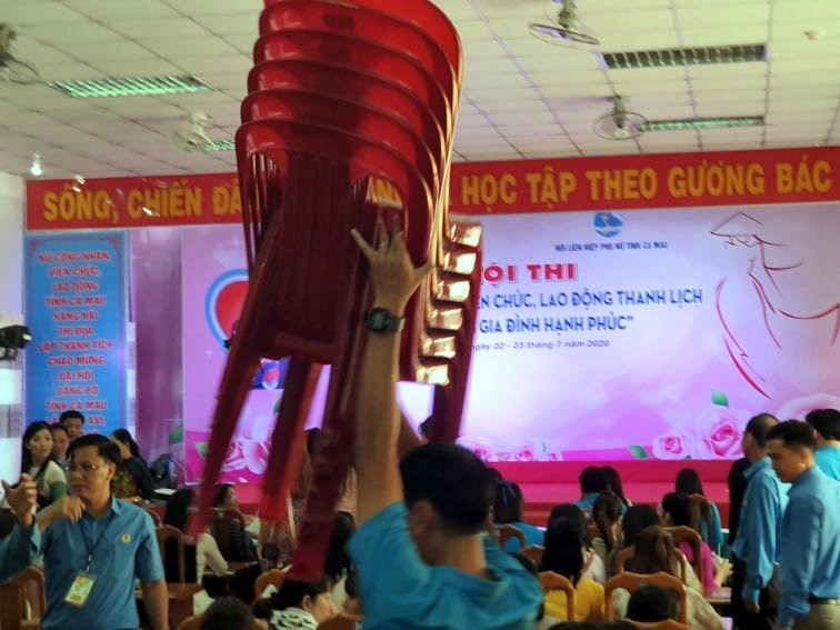 Hội trường LĐLĐ tỉnh Cà Mau như quá chật khi rất nhiều người đến xem ủng hộ các thí sinh (ảnh Nhật Hồ)
