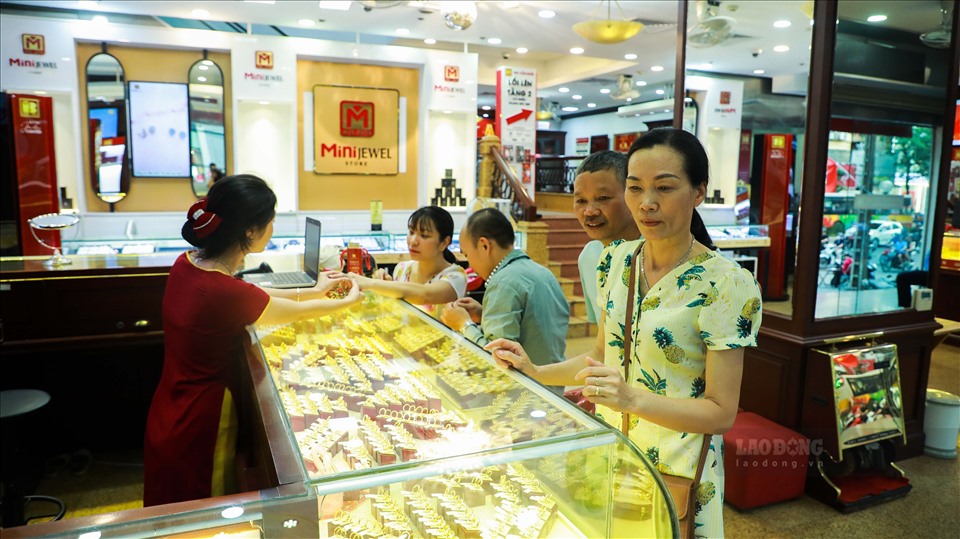 Chênh lệch mua vào - bán ra đang bị các đơn vị kinh doanh nới rộng ở mức trên 1 triệu đồng/lượng.
