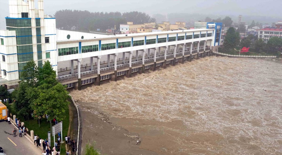 Nước lũ trên sông Hoài Hà chuyển vào hồ chứa khổng lồ ở tỉnh An Huy. Ảnh: Tân Hoa Xã