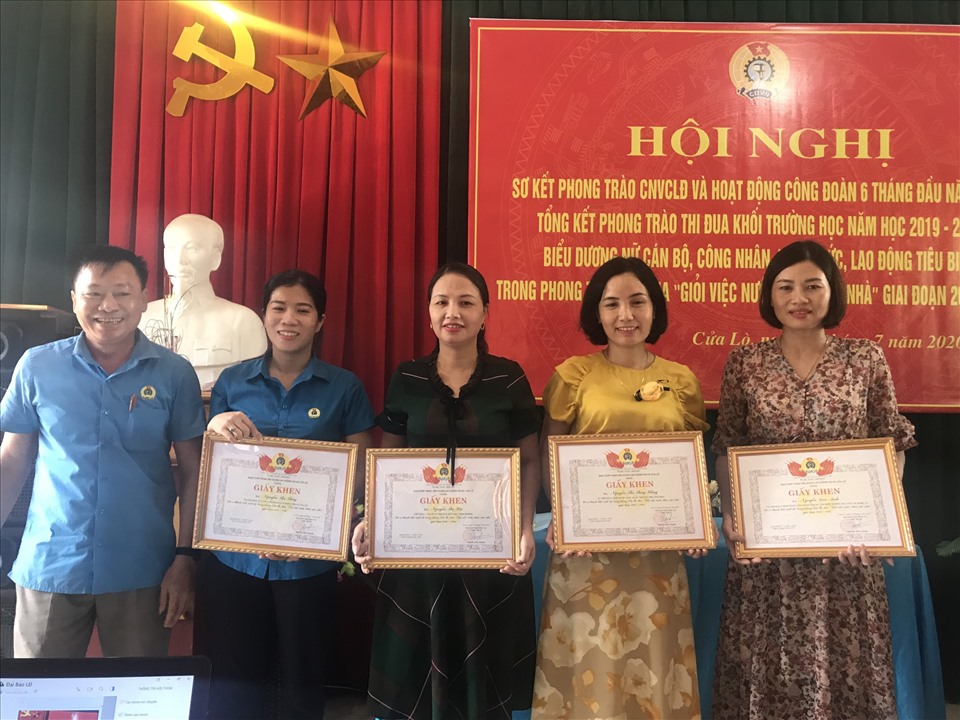 Lãnh đạo LĐLĐ TX Cửa Lò khen thưởng các đoàn viên “Giỏi việc nước - Đảm việc nhà“. Ảnh: TT