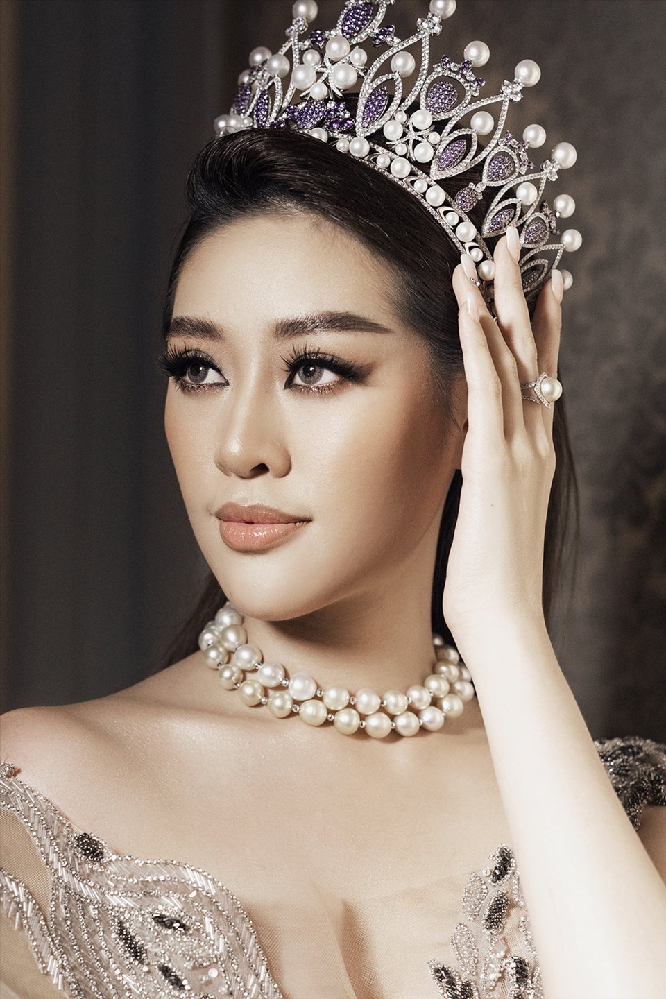 Hoa hậu Khánh Vân đẹp sắc sảo với makeup tông nâu trầm. Ảnh: Kim Bánh Trôi Nước.