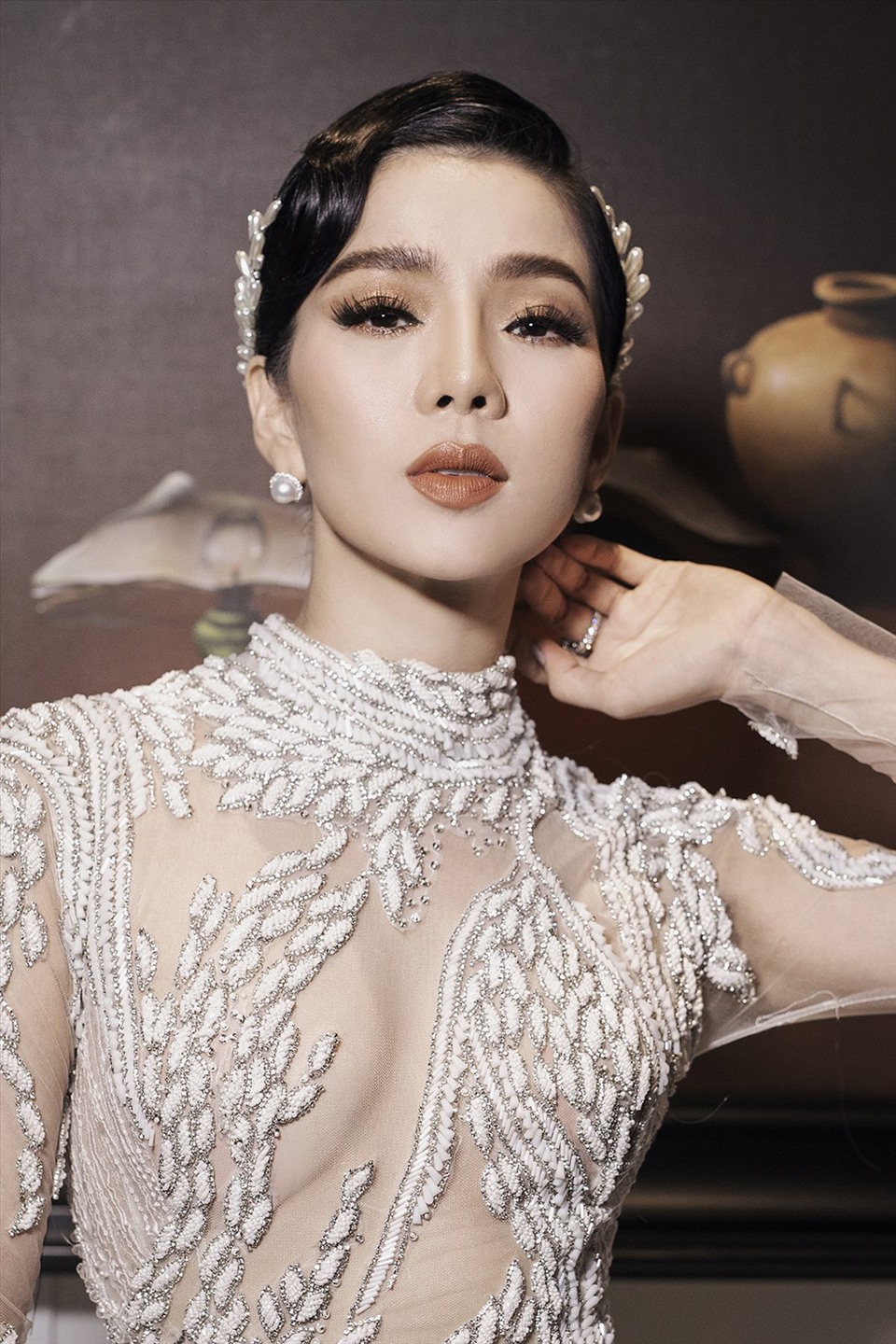 Nữ ca sĩ Lệ Quyên khác lạ với tông nâu trầm