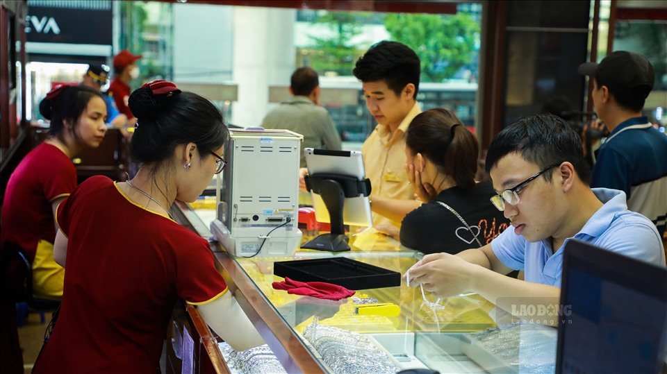 Theo một cuộc thăm dò của Reuters, vàng sẽ đẩy về mức cao kỷ lục trong 18 tháng tới khi doanh số trang sức ở mức thấp thấp tại châu Á và triển vọng phục hồi kinh tế cũng sẽ cản trở lợi nhuận. Ảnh: Phan Anh
