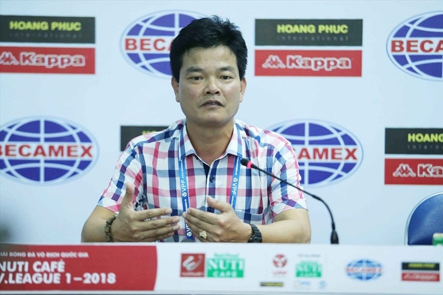 Gi&aacute;m đốc kỹ thuật Nguyễn Văn Sỹ của Nam Định rất bức x&uacute;c về c&ocirc;ng t&aacute;c trọng t&agrave;i. Ảnh: G.L