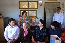 Chủ tịch Quốc hội thăm, tặng quà các gia đình chính sách ở Bà Rịa-Vũng Tàu
