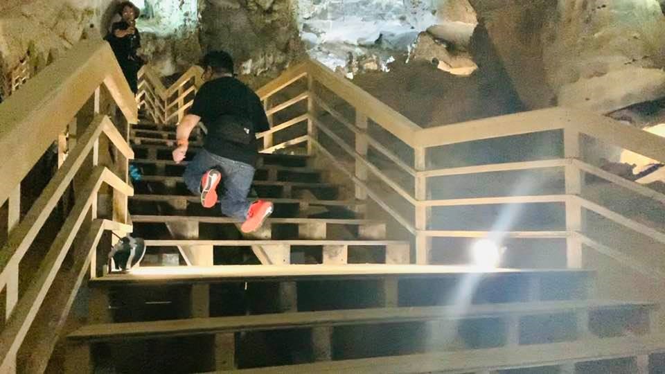 Vũ Ngọc Anh tự bò bằng hai đầu gối trong động Phong Nha – Kẻ Bàng. Ảnh: NVCC