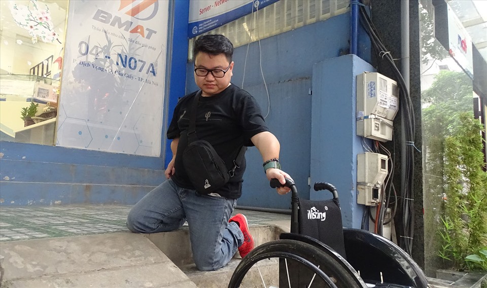 Anh Vũ Ngọc Anh mắc bệnh xương thủy tinh. Ảnh: Thanh Huyền