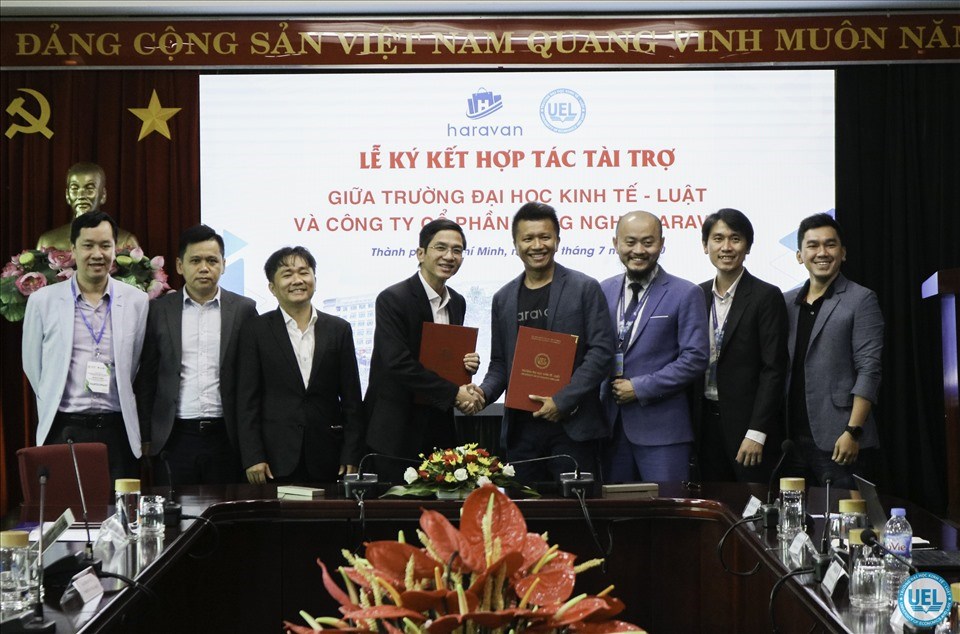 Đại học Kinh tế - Luật ký kết với công ty cổ phần công nghệ Haravan. Ảnh: Nhà trường cung cấp Đại học Kinh tế - Luật ký kết với công ty cổ phần công nghệ Haravan. Ảnh: Nhà trường cung cấp