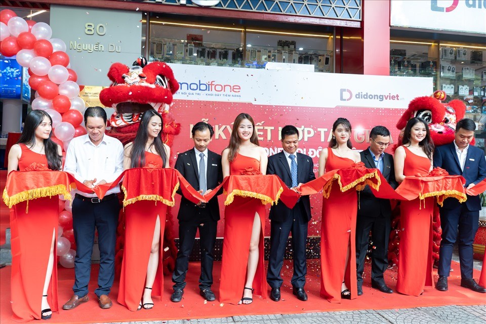 Cắt băng khai trương cửa hàng liên kết giữa MobiFone và Di Động Việt tại số 80 Nguyễn Du, Quận 1, TPHCM. Cắt băng khai trương cửa hàng liên kết giữa MobiFone và Di Động Việt tại số 80 Nguyễn Du, Quận 1, TPHCM.