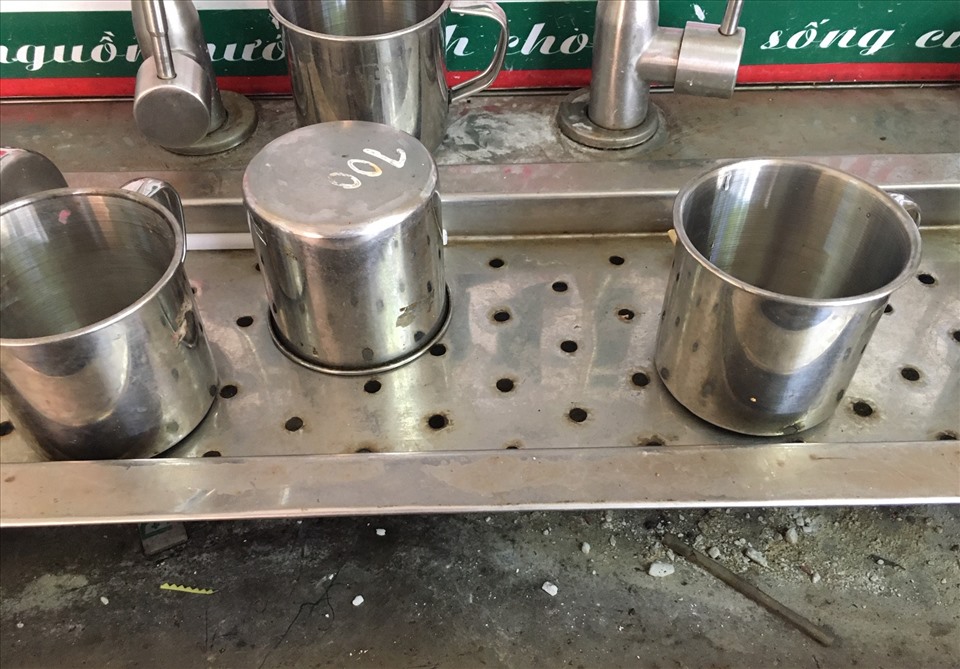 Ly cốc dùng chung bị các em bỏ lỏng chỏng; phía dưới khay là rác lưu cử (ảnh T.H)