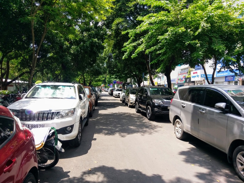 Ô tô xếp hàng dài đậu trước công viên Lê Văn Tám (quận 1). Ảnh: Minh Quân