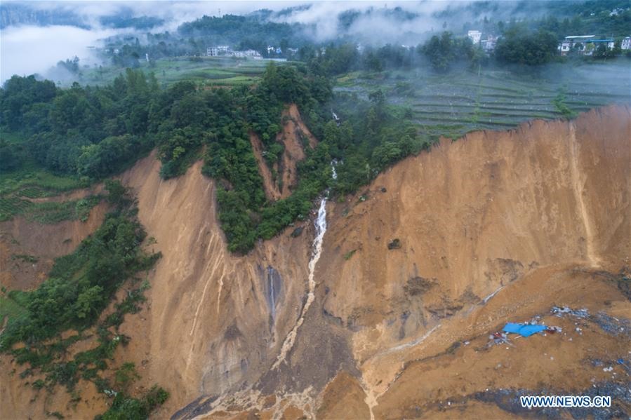 Ảnh chụp từ trên cao cho thấy trận sạt lở xảy ra ở làng Mazhe, khu tự trị Asshi Tujia và Miao, tỉnh Hồ Bắc, Trung Quốc. Ảnh: Tân Hoa Xã