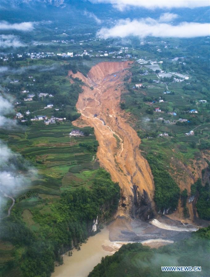 Ảnh chụp từ trên cao cho thấy trận sạt lở xảy ra ở làng Mazhe, khu tự trị Asshi Tujia và Miao, tỉnh Hồ Bắc, Trung Quốc. Ảnh: Tân Hoa Xã