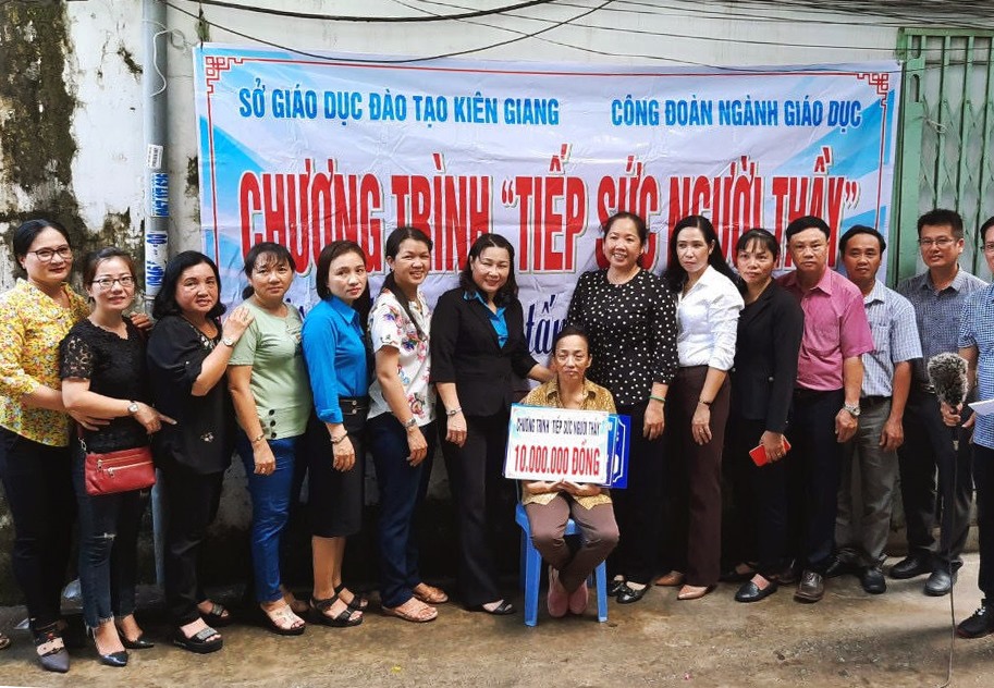 Đoàn công tác thăm hỏi, chúc sức khỏe cô Phương Nga. Ảnh: LTM
