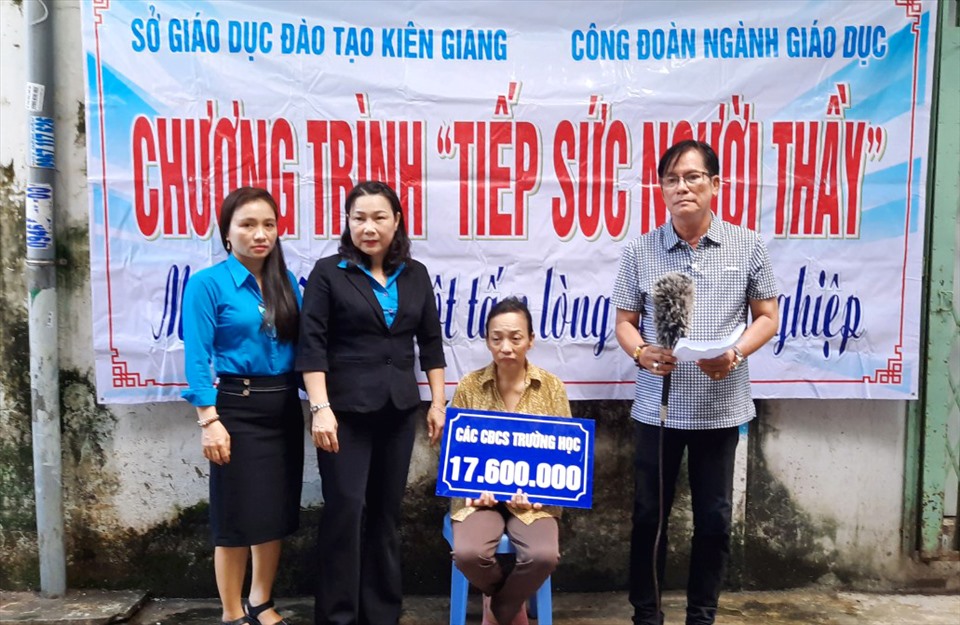 LĐLĐ TP. Rạch Giá trao tiền hỗ trợ do CĐCS các trường Trung học cơ sở trên địa bàn đóng góp. Ảnh: LTM