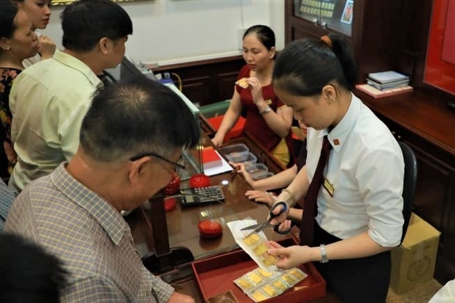 Giá vàng tăng cao nhất mọi thời đại: Có người mua tới 50 cây vàng