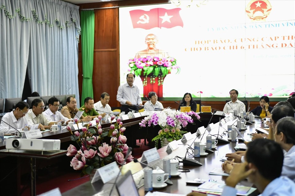 Quang cảnh buổi cung cấp thông tin tình hình KTXH tỉnh Vĩnh Long 6 tháng đầu năm. Ảnh: Đ.P