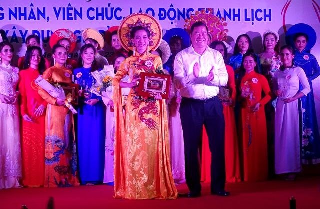 Trao giải cho các thi sinh (ảnh Nhật Hồ)
