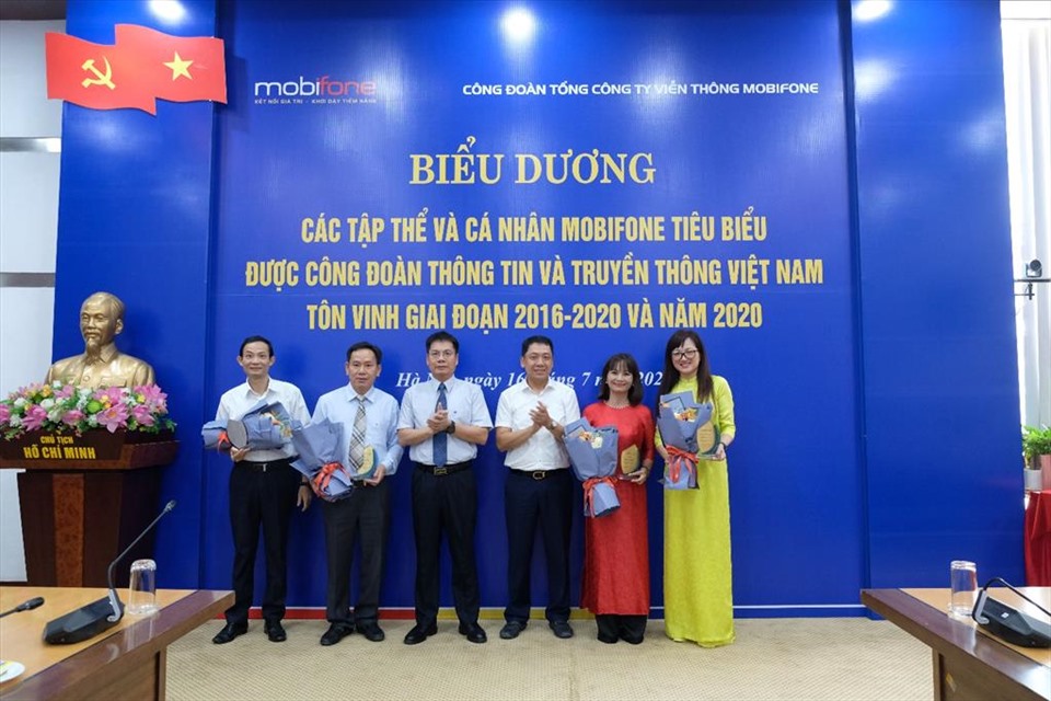 Ông Tô Mạnh Cường – Tổng giám đốc TCT MobiFone, Ông Bùi Sơn Nam – Phó Tổng giám đốc, Chủ tịch Công đoàn TCT MobiFone trao tặng cho 4 tập thể xuất sắc là điển hình tiên tiếp cấp Công đoàn TTTT VN giai đoạn 2016-2020