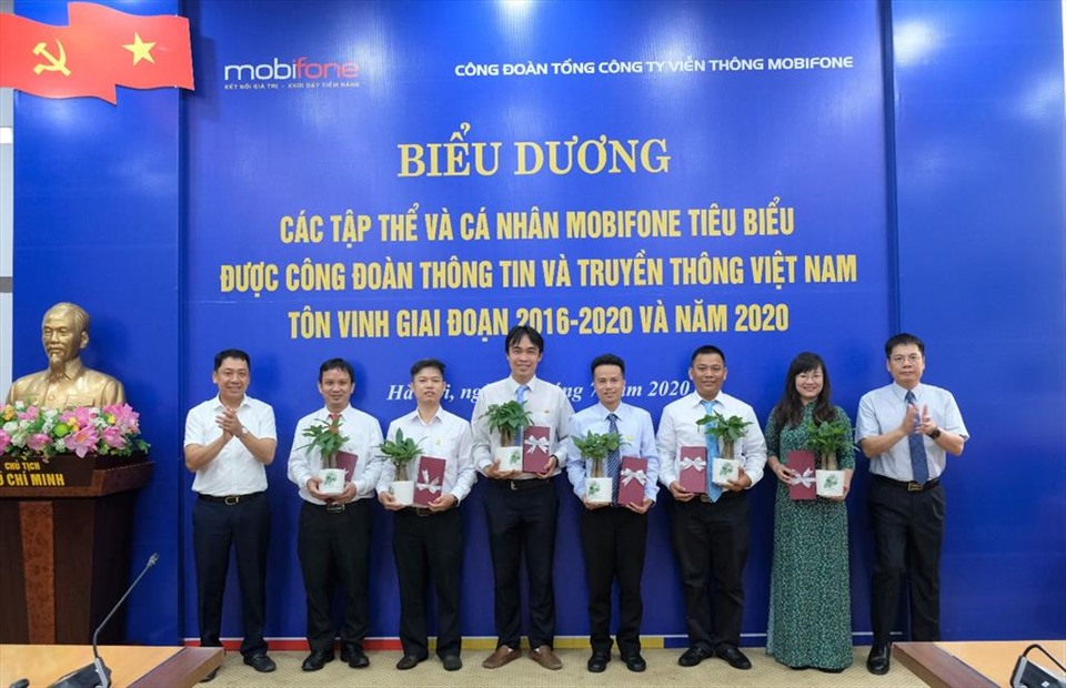 Ông Tô Mạnh Cường – Tổng giám đốc TCT MobiFone, Ông Bùi Sơn Nam – Phó Tổng giám đốc, Chủ tịch Công đoàn TCT MobiFone trao tặng cho các cá nhân là điển hình tiên tiếp cấp Công đoàn TTTT VN giai đoạn 2016-2020. Ảnh: CĐ