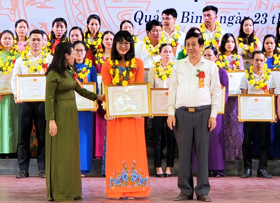 Lãnh đạo tỉnh Quảng Bình trao bằng khen cho các điển hình tiên tiến. Ảnh: Lê Phi Long