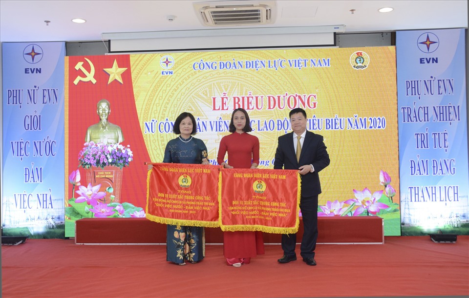 Chủ tịch Công đoàn Điện lực Việt Nam Khuất Quang Mậu trào Cờ thi đua của Công đoàn ĐLVN cho 2 đơn vị vì có thành tích xuất sắc trong phong trào thi đua “Giỏi việc nước, đảm việc nhà” giai đoạn 2010- 2020. Ảnh: N.L