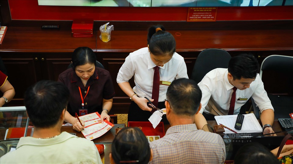 Người mua vàng gặp nhiều rủi ro khi chênh lệch mua vào - bán ra bị nới quá rộng. Ảnh minh họa: Phan Anh