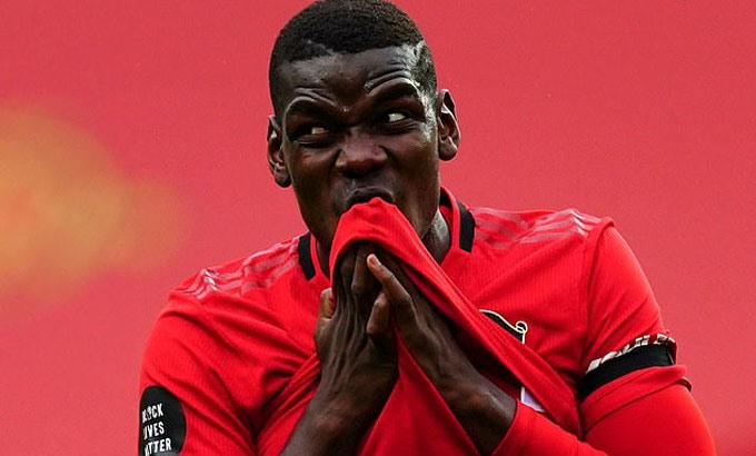 Pogba xấu hổ khi bị VAR vạch trần. Ảnh: Getty.