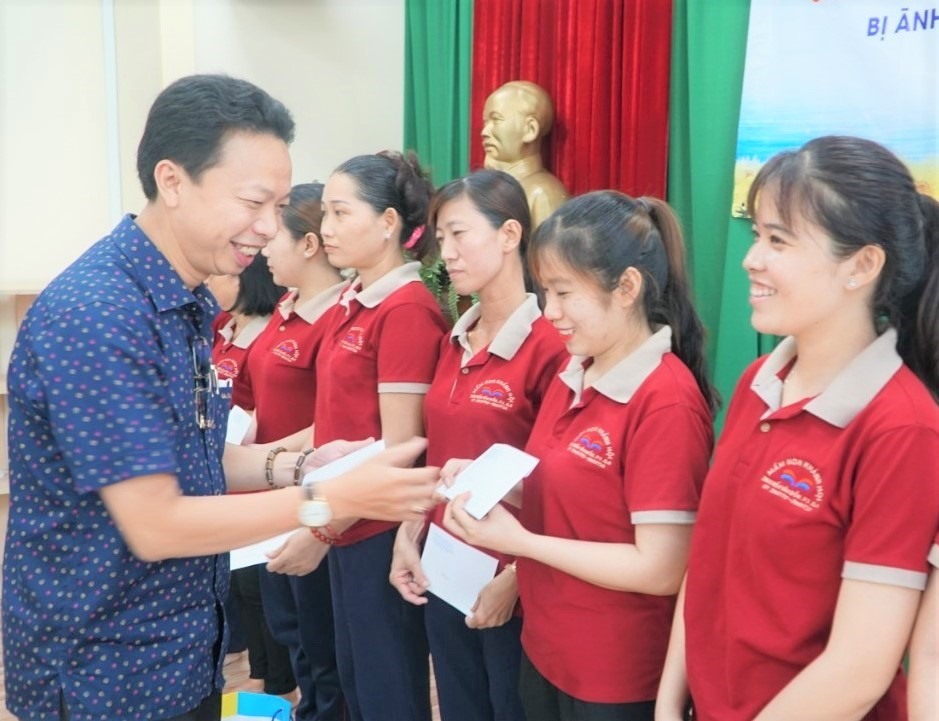 Ông Nguyễn Thành Đô, Trưởng Ban Chính sách - Pháp luật LĐLĐ TPHCM trao quà hỗ trợ các giáo viên mầm non bị ảnh hưởng việc làm do dịch COVID-19. Ảnh Đức Long
