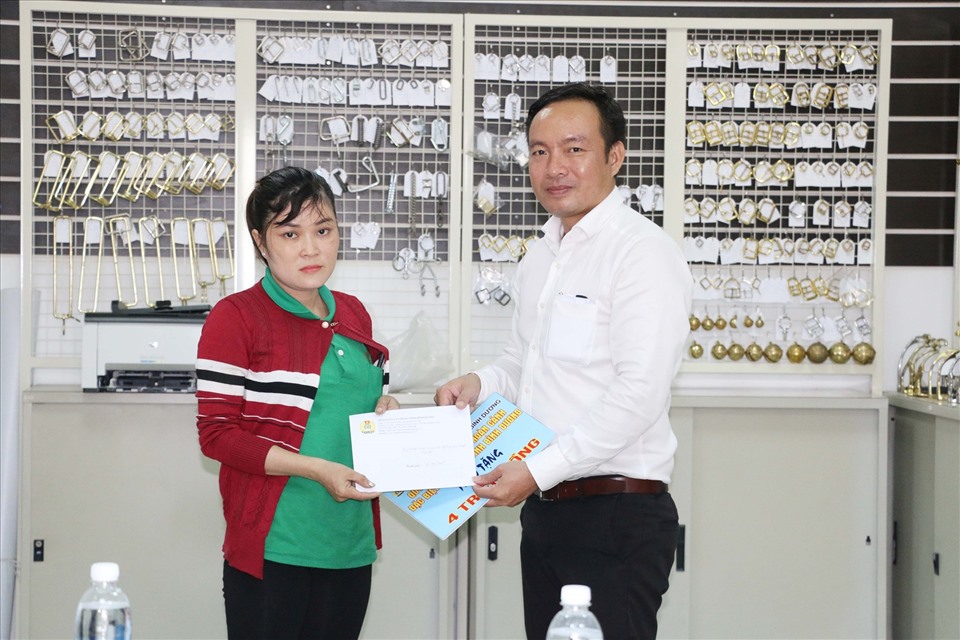 Ông Nguyễn Đình Khánh -Phó Chủ tịch thường trực LĐLĐ Bình Dương trao hỗ trợ cho công nhân có hoàn cảnh khó khăn. Ảnh: Hoàng Trung